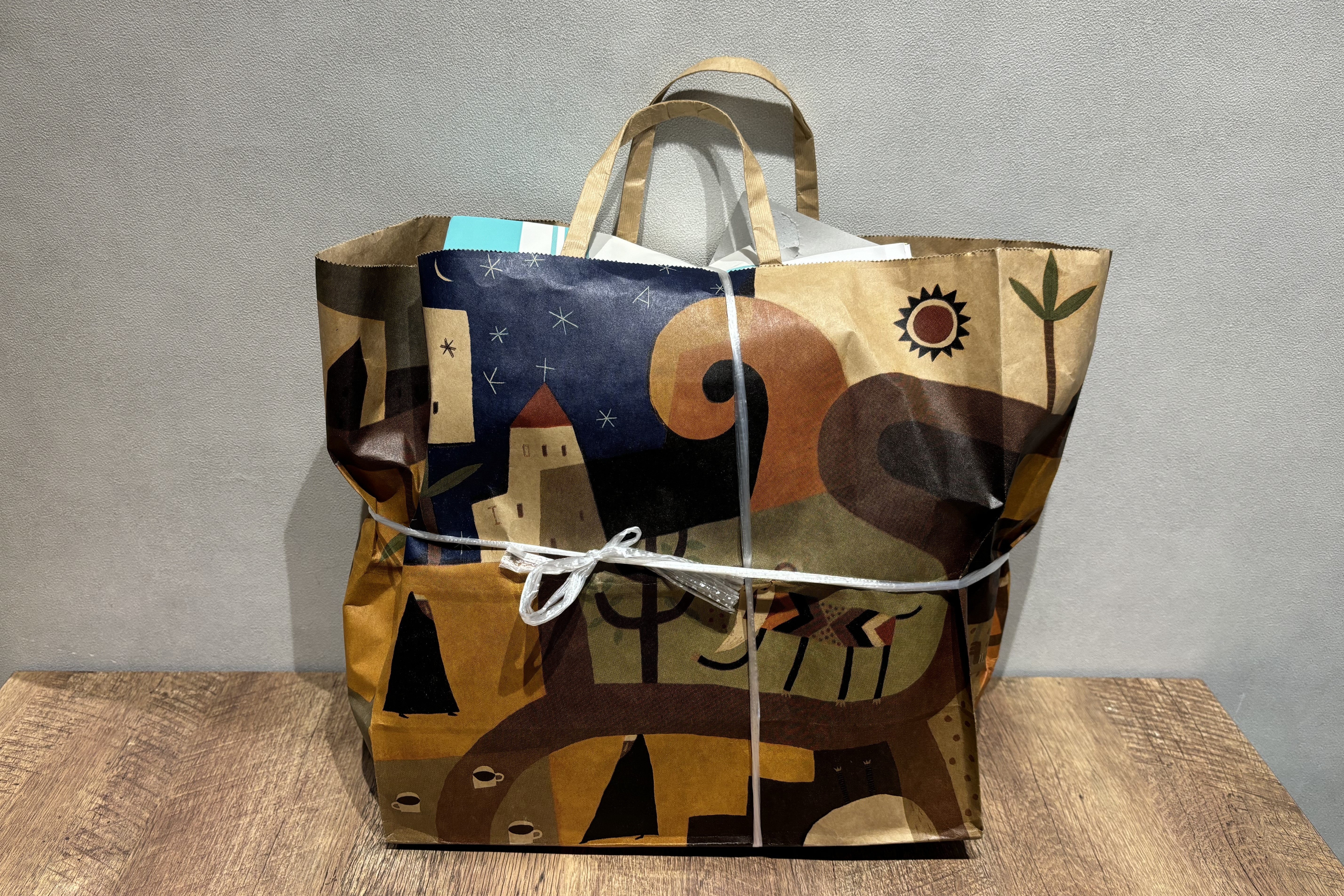 紙袋ごと紐で縛る